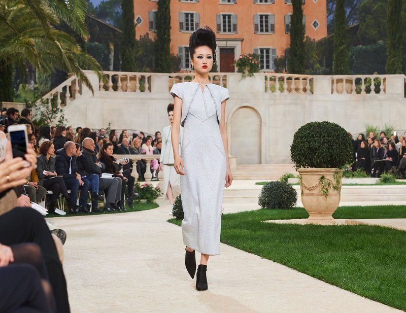 Chanel -Ο Karl Lagerfeld μόλις έδειξε το νέο φλοράλ -Τρισδιάστατα λουλούδια, φορέματα-άνθη [εικόνες[ | iefimerida.gr 12