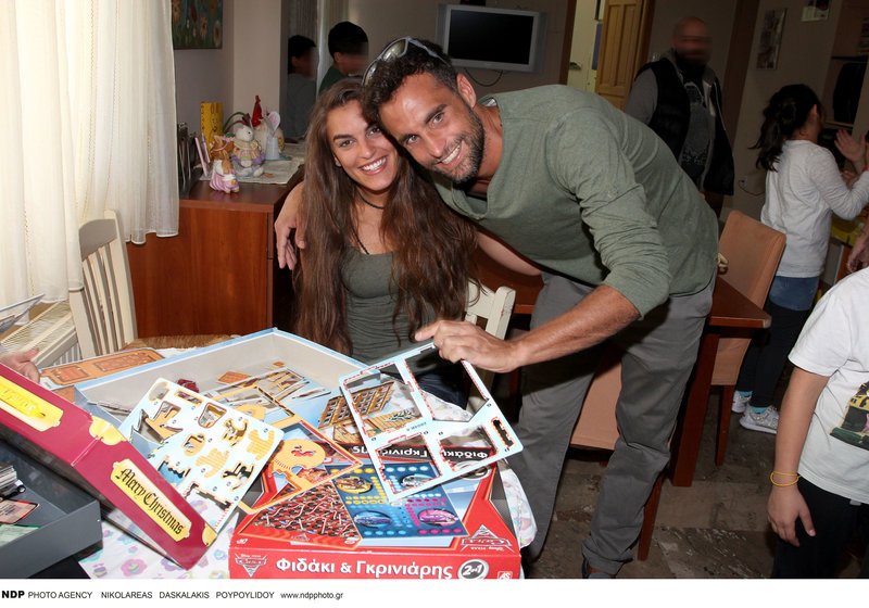 Διάσημοι και Μαχητές μοίρασαν λαμπάδες και σοκολατένια αβγά στα παιδιά του Χαμόγελου [εικόνες] | iefimerida.gr 3