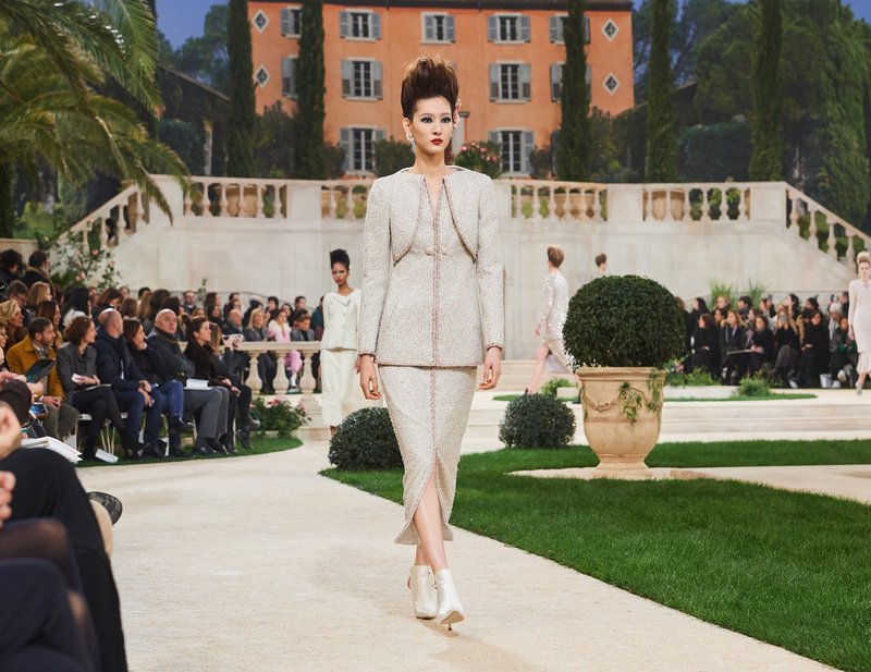 Chanel -Ο Karl Lagerfeld μόλις έδειξε το νέο φλοράλ -Τρισδιάστατα λουλούδια, φορέματα-άνθη [εικόνες[ | iefimerida.gr 34