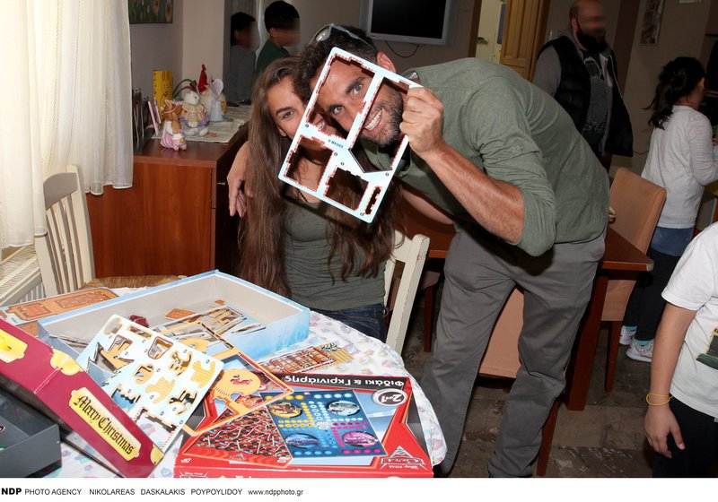 Διάσημοι και Μαχητές μοίρασαν λαμπάδες και σοκολατένια αβγά στα παιδιά του Χαμόγελου [εικόνες] | iefimerida.gr 5