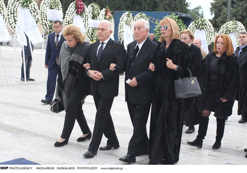 «Εφυγε» ο σχεδιαστής Ντίνος Μαυρόπουλος -Chanel και Dior έστειλαν στεφάνια στην κηδεία του [εικόνες] | iefimerida.gr 2