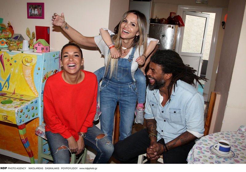 Διάσημοι και Μαχητές μοίρασαν λαμπάδες και σοκολατένια αβγά στα παιδιά του Χαμόγελου [εικόνες] | iefimerida.gr 2