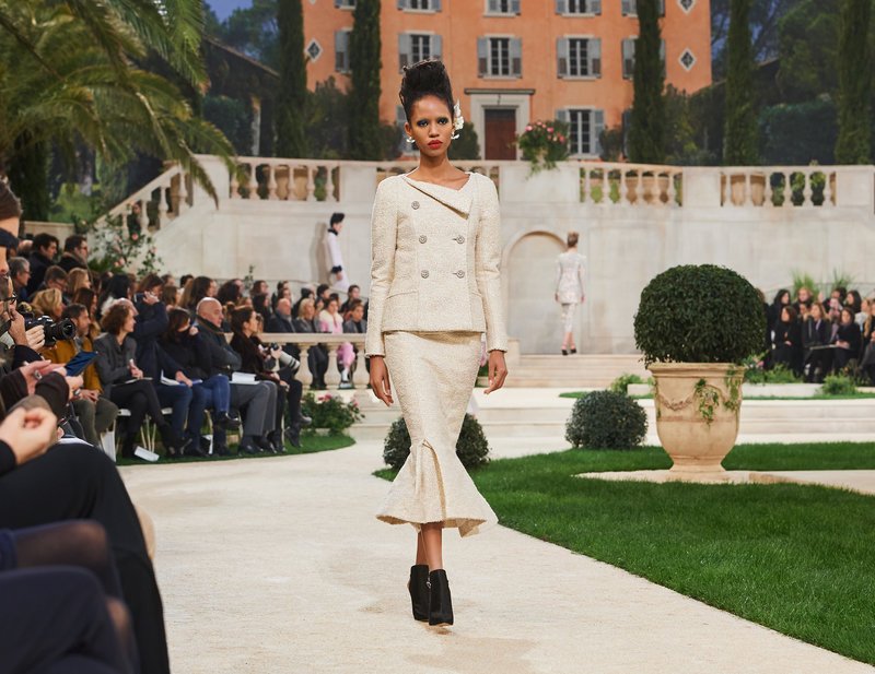 Chanel -Ο Karl Lagerfeld μόλις έδειξε το νέο φλοράλ -Τρισδιάστατα λουλούδια, φορέματα-άνθη [εικόνες[ | iefimerida.gr 6