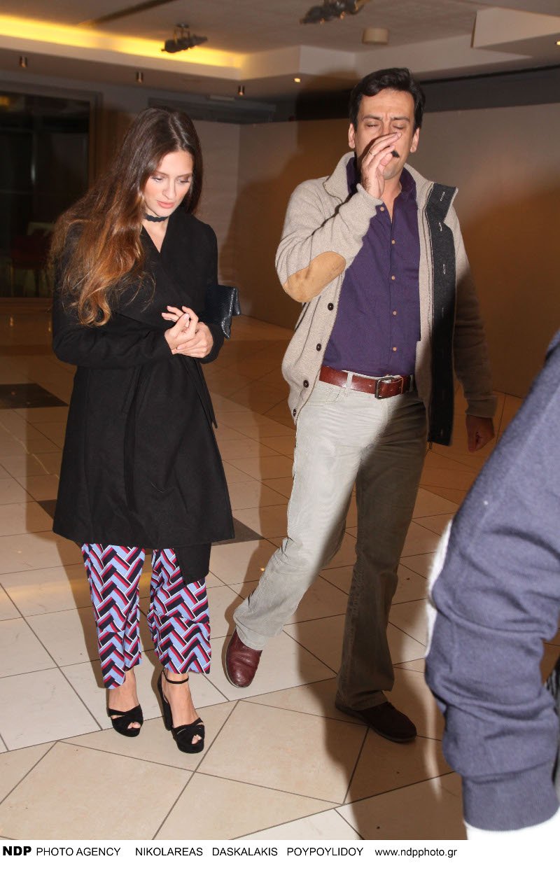 Σπάνια εμφάνιση του Τόνι Σφήνου με τη σύζυγό του -Πήγαν θέατρο [εικόνες] | iefimerida.gr 1