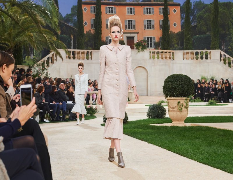 Chanel -Ο Karl Lagerfeld μόλις έδειξε το νέο φλοράλ -Τρισδιάστατα λουλούδια, φορέματα-άνθη [εικόνες[ | iefimerida.gr 36