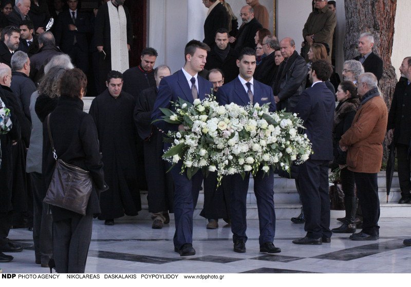 Το τελευταίο αντίο στον Αλέξη Μάρδα -Συντετριμμένη η Τάνια Τρύπη [εικόνες] | iefimerida.gr 1
