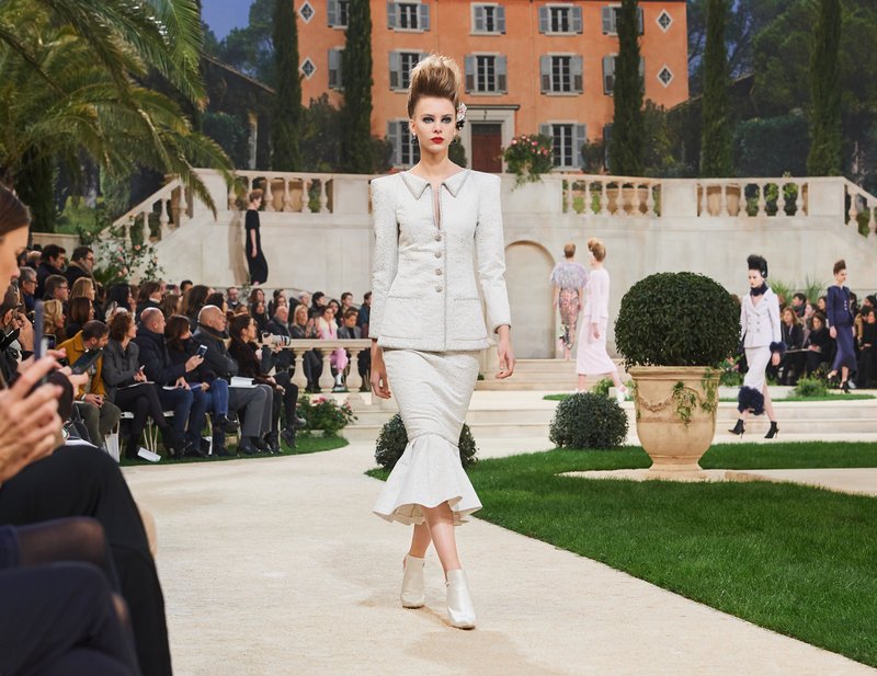 Chanel -Ο Karl Lagerfeld μόλις έδειξε το νέο φλοράλ -Τρισδιάστατα λουλούδια, φορέματα-άνθη [εικόνες[ | iefimerida.gr 16