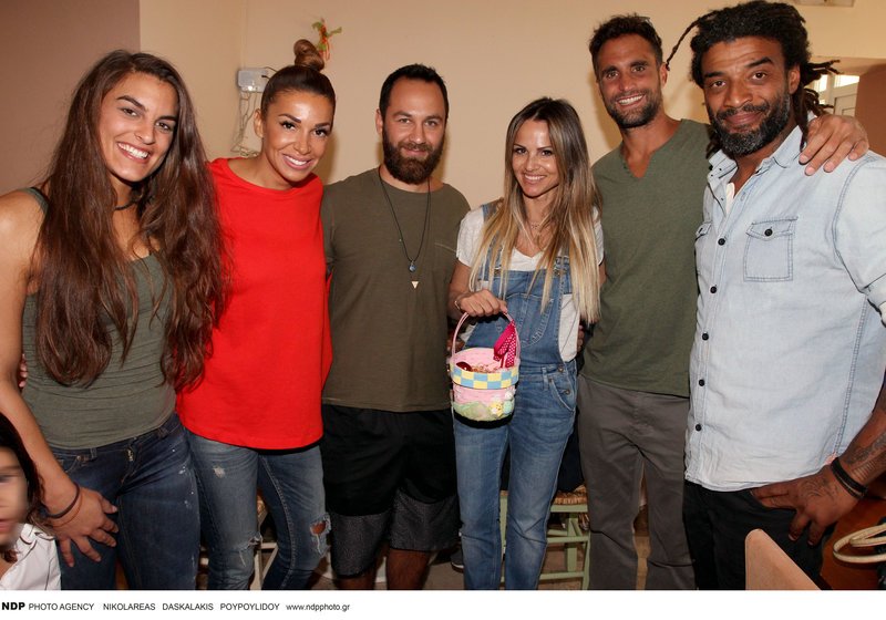 Διάσημοι και Μαχητές μοίρασαν λαμπάδες και σοκολατένια αβγά στα παιδιά του Χαμόγελου [εικόνες] | iefimerida.gr 1