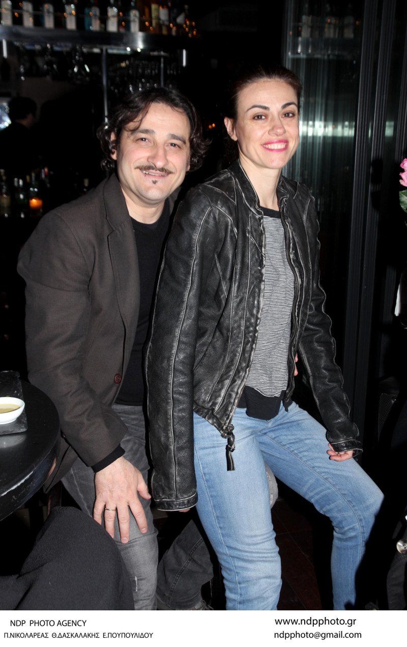 Η ωραία σύζυγος του Βασίλη Χαραλαμπόπουλου στο πλευρό του στην πρεμιέρα του [εικόνες] | iefimerida.gr 5