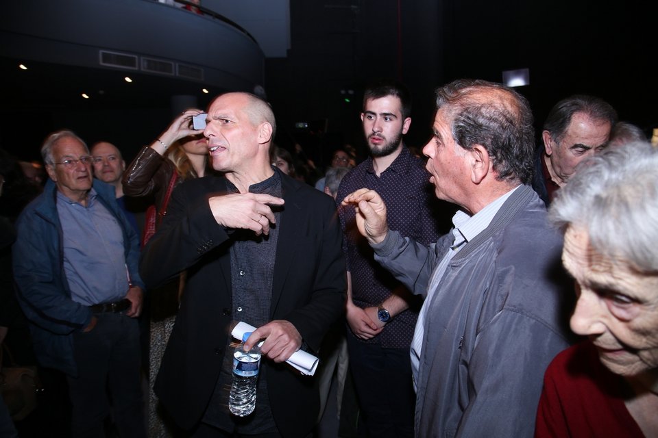 Ενταση με οπαδούς του Σώρρα στην παρουσίαση του νέου κόμματος Βαρουφάκη [εικόνες & βίντεο] | iefimerida.gr 0