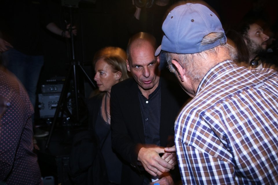 Ενταση με οπαδούς του Σώρρα στην παρουσίαση του νέου κόμματος Βαρουφάκη [εικόνες & βίντεο] | iefimerida.gr 2