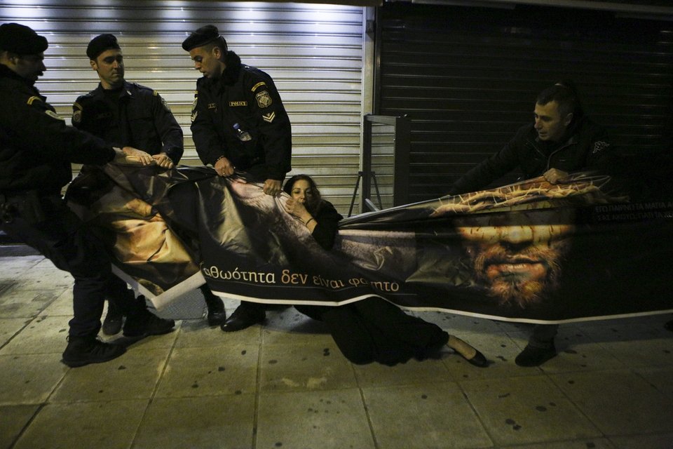  Χορτοφάγοι διαμαρτυρήθηκαν μπροστά από τη Βουλή -Την ώρα περιφοράς του Επιταφίου [εικόνες] | iefimerida.gr 8