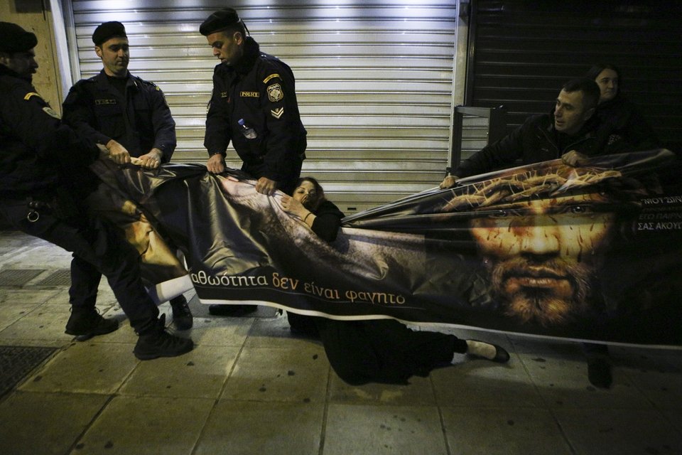  Χορτοφάγοι διαμαρτυρήθηκαν μπροστά από τη Βουλή -Την ώρα περιφοράς του Επιταφίου [εικόνες] | iefimerida.gr 7