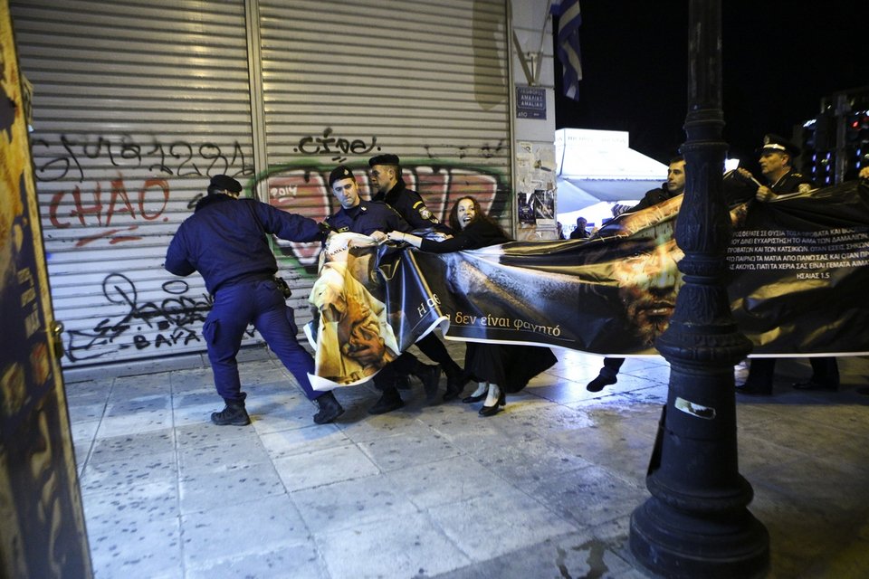  Χορτοφάγοι διαμαρτυρήθηκαν μπροστά από τη Βουλή -Την ώρα περιφοράς του Επιταφίου [εικόνες] | iefimerida.gr 6