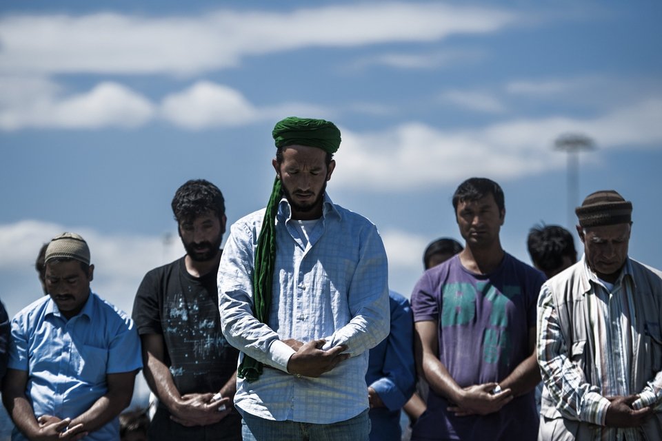 Οι μετανάστες γιορτάζουν το Ραμαζάνι στο Ελληνικό [εικόνες] | iefimerida.gr 0