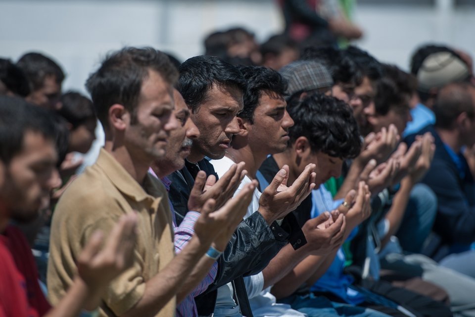 Οι μετανάστες γιορτάζουν το Ραμαζάνι στο Ελληνικό [εικόνες] | iefimerida.gr 2