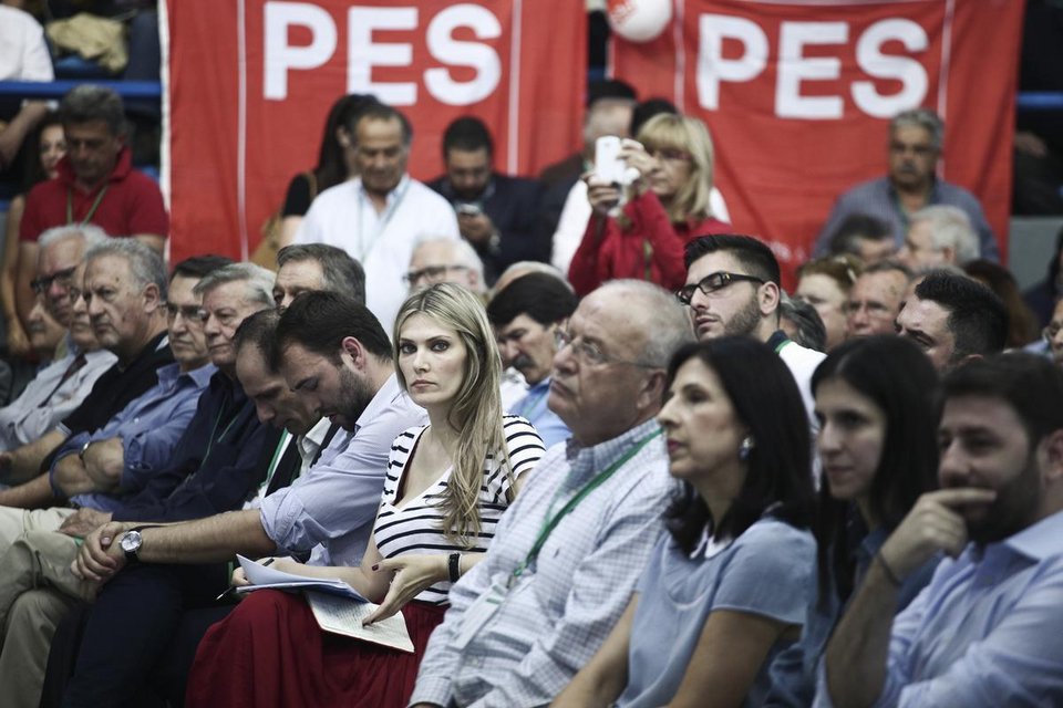 Με κατακόκκινη φούστα η Καϊλή στο συνέδριο του ΠΑΣΟΚ [εικόνες] | iefimerida.gr 1