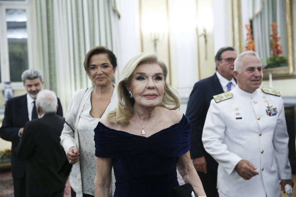 Η Μαριάννα Βαρδινογιάννη, πίσω της η Ντόρα Μπακογιάννη και δεξιά ο Α/ΓΕΕΘΑ Ευ. Αποστολάκης --Φωτογραφία: George Vitsaras / SOOC