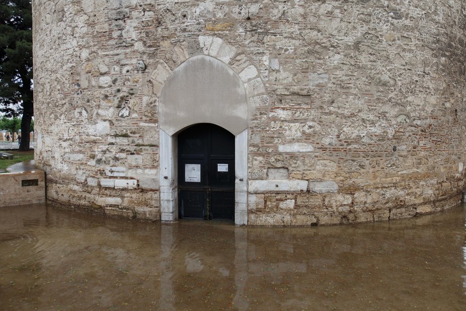 Εγκλωβίστηκαν από την πλημμύρα μαθητές και τουρίστες στο Λευκό Πύργο [εικόνες] | iefimerida.gr 0