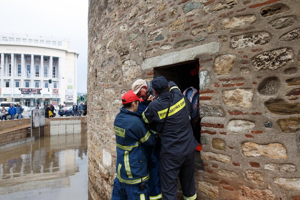 Εγκλωβίστηκαν από την πλημμύρα μαθητές και τουρίστες στο Λευκό Πύργο [εικόνες] | iefimerida.gr 1