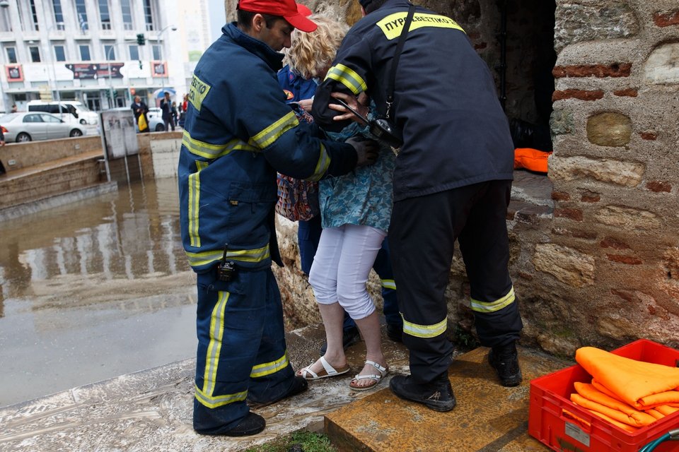 Εγκλωβίστηκαν από την πλημμύρα μαθητές και τουρίστες στο Λευκό Πύργο [εικόνες] | iefimerida.gr 2