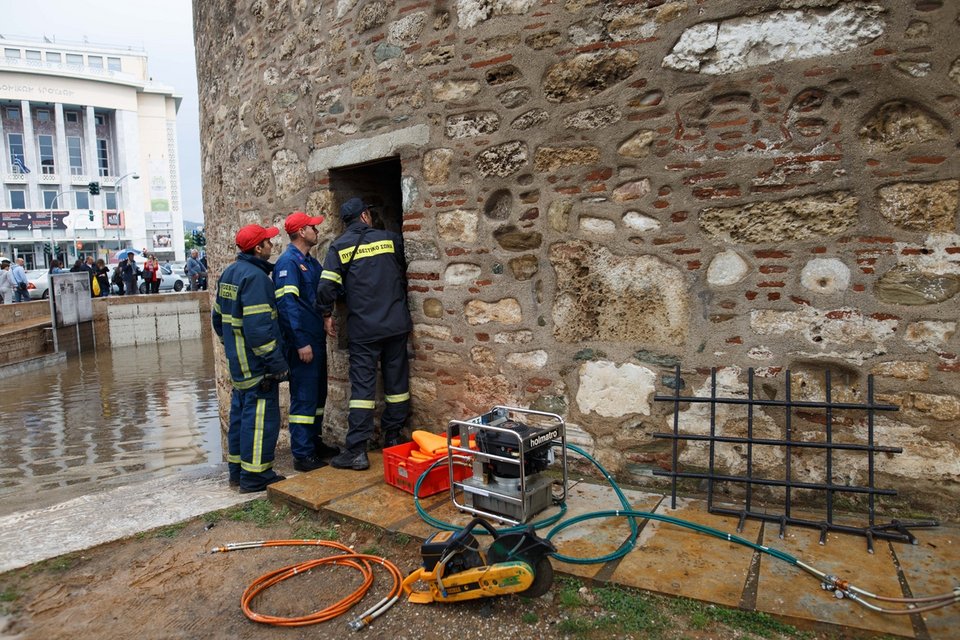 Εγκλωβίστηκαν από την πλημμύρα μαθητές και τουρίστες στο Λευκό Πύργο [εικόνες] | iefimerida.gr 3