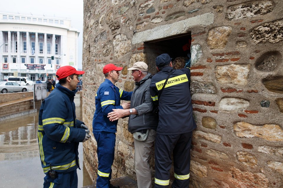 Εγκλωβίστηκαν από την πλημμύρα μαθητές και τουρίστες στο Λευκό Πύργο [εικόνες] | iefimerida.gr 5