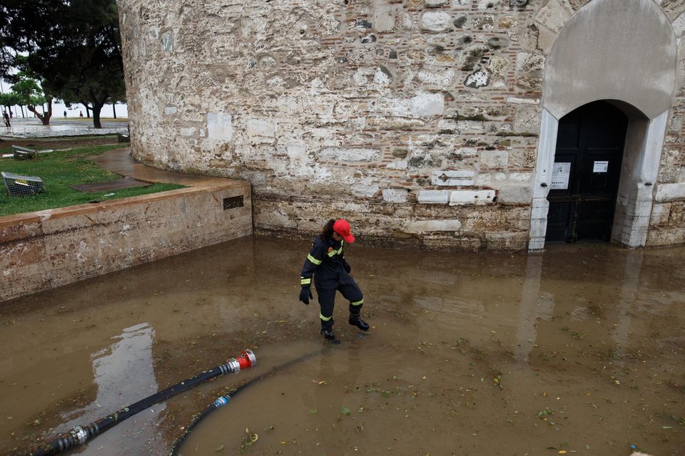 Εγκλωβίστηκαν από την πλημμύρα μαθητές και τουρίστες στο Λευκό Πύργο [εικόνες] | iefimerida.gr 6