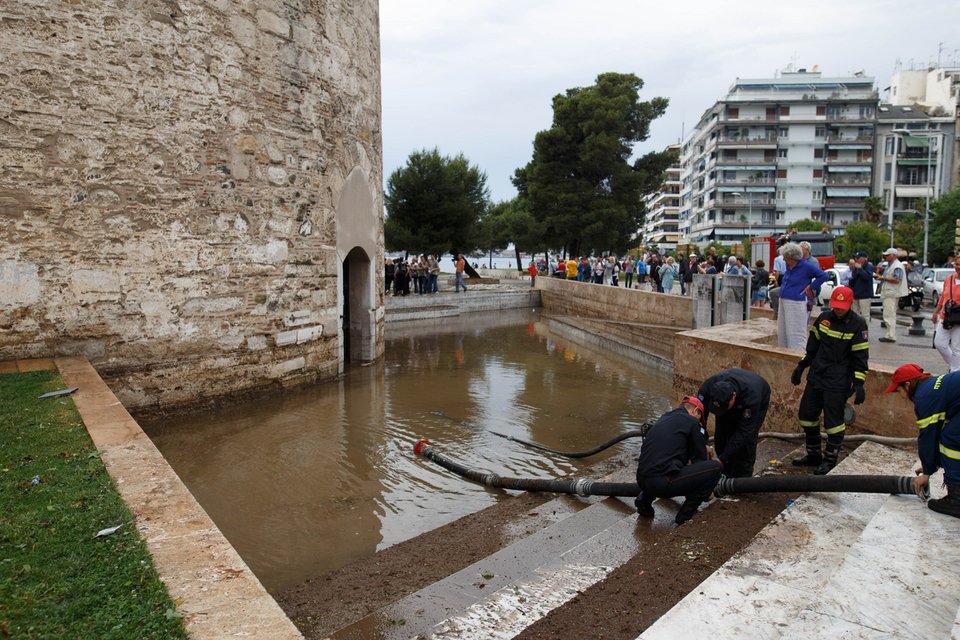 Εγκλωβίστηκαν από την πλημμύρα μαθητές και τουρίστες στο Λευκό Πύργο [εικόνες] | iefimerida.gr 7
