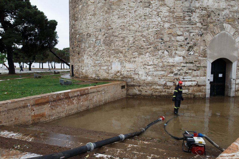 Εγκλωβίστηκαν από την πλημμύρα μαθητές και τουρίστες στο Λευκό Πύργο [εικόνες] | iefimerida.gr 8