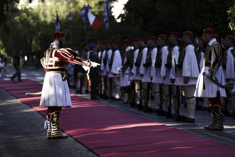 Τα δώρα του Ολάντ στον Τσίπρα: Υπόσχεται επενδύσεις και στήριξη | iefimerida.gr 6