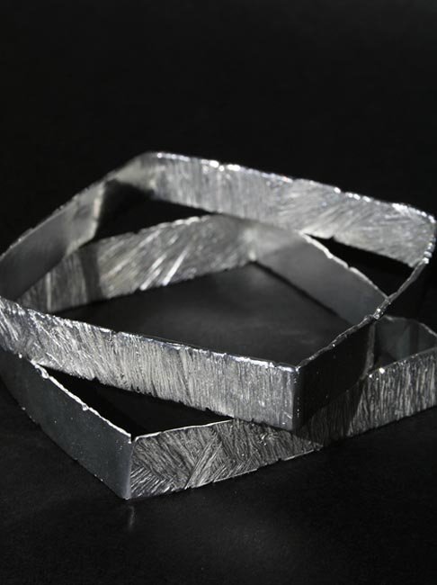 Bernice Kelly: H Ιρλανδή σχεδιάστρια κοσμημάτων που έχει κάνει τη Νέα Υόρκη να αναζητά σαν τρελή τις δημιουργίες της [εικόνες] | iefimerida.gr 1