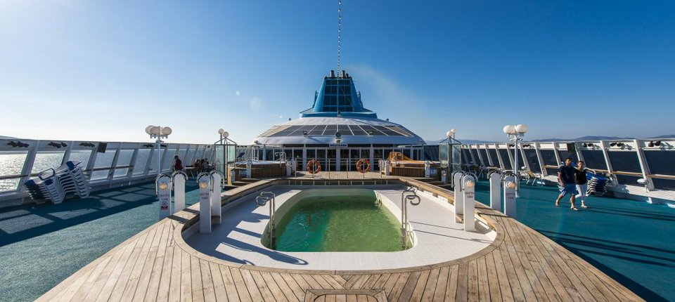 Εφτασε στο λιμάνι του Πειραιά το κρουαζιερόπλοιο που θα φιλοξενήσει τους πλημμυροπαθείς [εικόνες] | iefimerida.gr 2