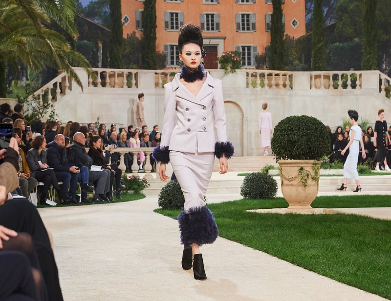 Chanel -Ο Karl Lagerfeld μόλις έδειξε το νέο φλοράλ -Τρισδιάστατα λουλούδια, φορέματα-άνθη [εικόνες[ | iefimerida.gr 11