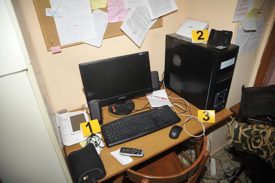 Τρομοκράτες της οργάνωσης DHKP-C οι συλληφθέντες για το φουσκωτό στη Χίο – Τι βρήκε η ΕΛ.ΑΣ. στη γιάφκα [εικόνες] | iefimerida.gr 3