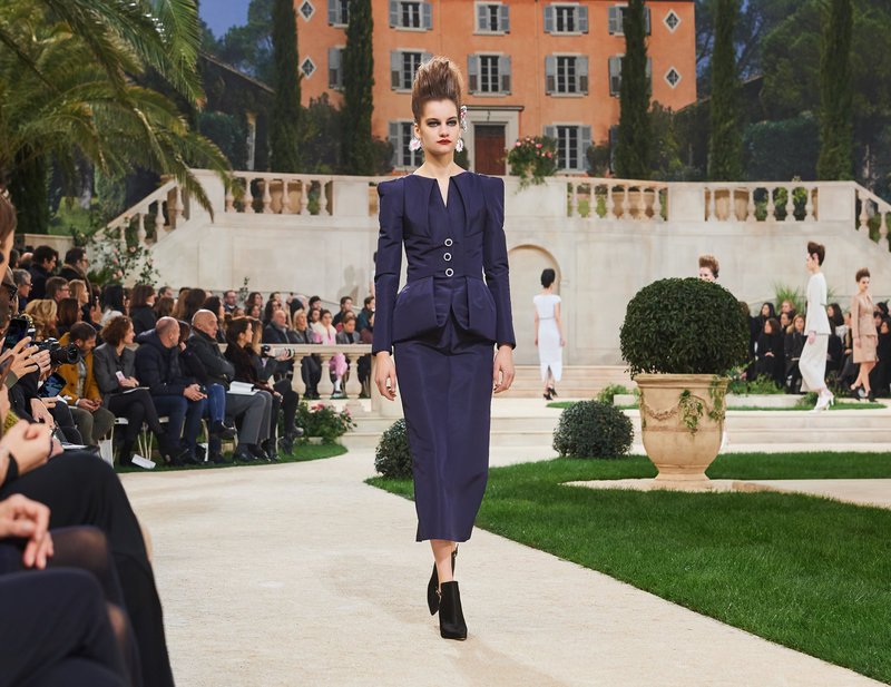 Chanel -Ο Karl Lagerfeld μόλις έδειξε το νέο φλοράλ -Τρισδιάστατα λουλούδια, φορέματα-άνθη [εικόνες[ | iefimerida.gr 21