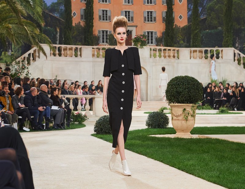 Chanel -Ο Karl Lagerfeld μόλις έδειξε το νέο φλοράλ -Τρισδιάστατα λουλούδια, φορέματα-άνθη [εικόνες[ | iefimerida.gr 39