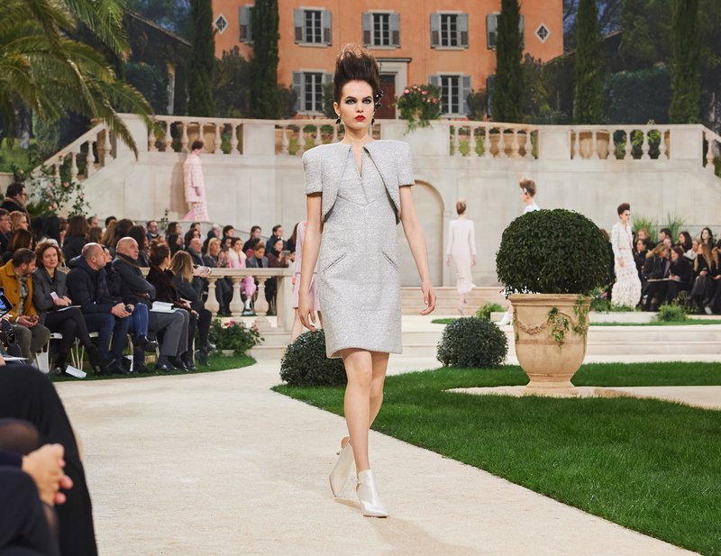 Chanel -Ο Karl Lagerfeld μόλις έδειξε το νέο φλοράλ -Τρισδιάστατα λουλούδια, φορέματα-άνθη [εικόνες[ | iefimerida.gr 41