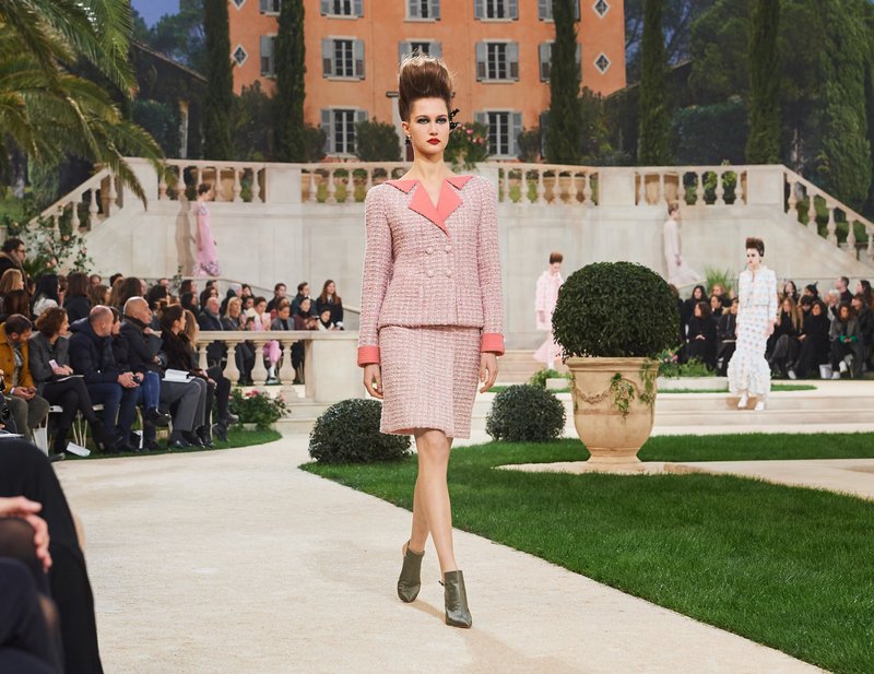 Chanel -Ο Karl Lagerfeld μόλις έδειξε το νέο φλοράλ -Τρισδιάστατα λουλούδια, φορέματα-άνθη [εικόνες[ | iefimerida.gr 8