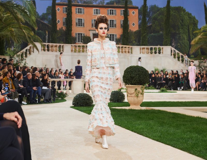 Chanel -Ο Karl Lagerfeld μόλις έδειξε το νέο φλοράλ -Τρισδιάστατα λουλούδια, φορέματα-άνθη [εικόνες[ | iefimerida.gr 43