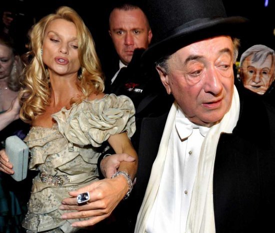 150.000 δολάρια πλήρωσε Αυστριακός τις Πάμελα Άντερσον και Πάρις Χίλτον για μια νύχτα [εικόνες]  | iefimerida.gr 5