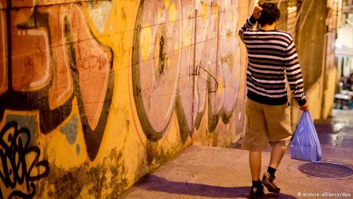 Οδοιπορικό του γαλλικού πρακτορείου: Ακόμα και τα γκράφιτι είναι οργισμένα στους δρόμους της Αθήνας [εικόνες] | iefimerida.gr 0