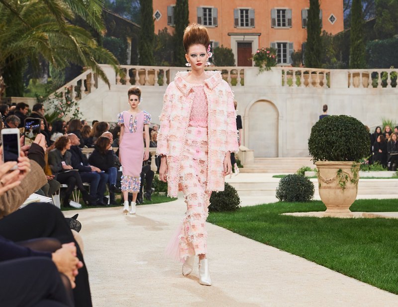 Chanel -Ο Karl Lagerfeld μόλις έδειξε το νέο φλοράλ -Τρισδιάστατα λουλούδια, φορέματα-άνθη [εικόνες[ | iefimerida.gr 9