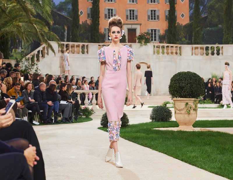 Chanel -Ο Karl Lagerfeld μόλις έδειξε το νέο φλοράλ -Τρισδιάστατα λουλούδια, φορέματα-άνθη [εικόνες[ | iefimerida.gr 45