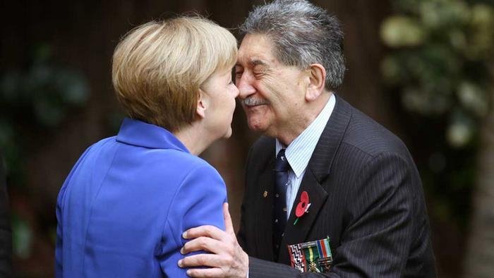 Οταν η Μέρκελ ακούμπησε τη μύτη της σε αυτή ημίγυμνου Μαορί  [εικόνες & βίντεο] | iefimerida.gr 1