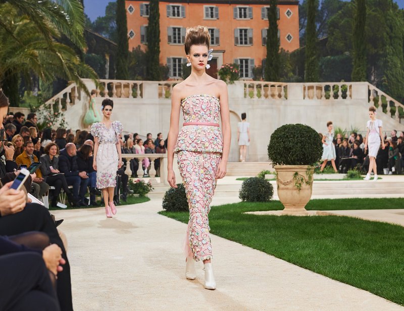 Chanel -Ο Karl Lagerfeld μόλις έδειξε το νέο φλοράλ -Τρισδιάστατα λουλούδια, φορέματα-άνθη [εικόνες[ | iefimerida.gr 46