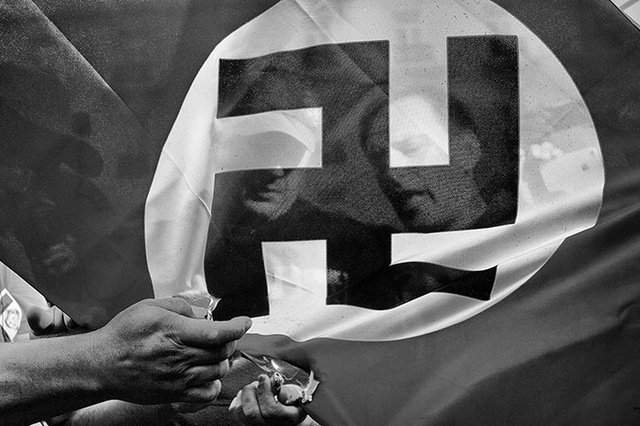 Οι New York Times αποθεώνουν τον Ελληνα φωτογράφο Νίκο Πηλό που κατέγραψε την άλλη όψη της κρίσης -Οι φωτογραφίες του ξεχειλίζουν συναίσθημα [εικόνες]   | iefimerida.gr 1