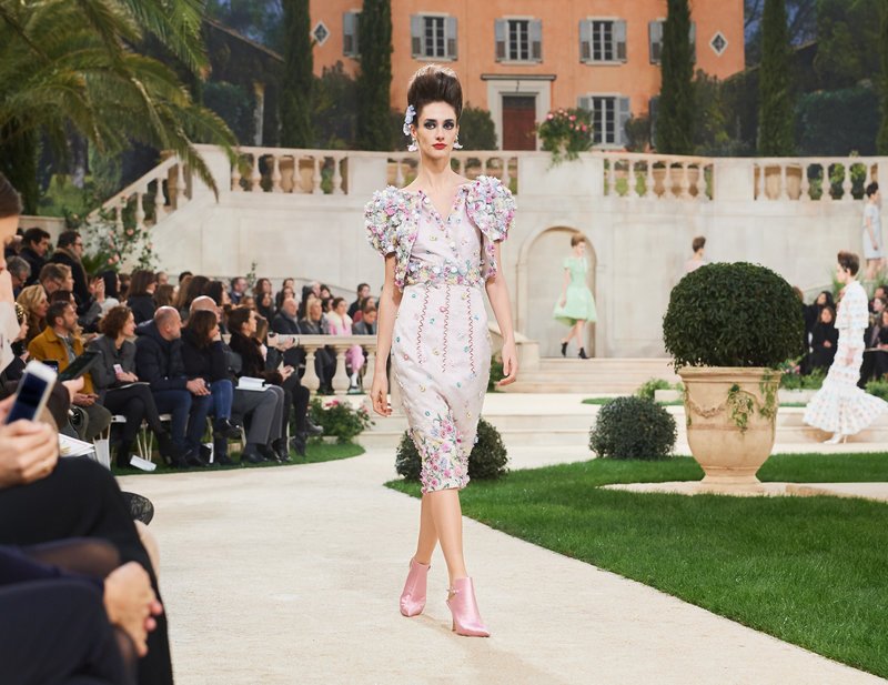 Chanel -Ο Karl Lagerfeld μόλις έδειξε το νέο φλοράλ -Τρισδιάστατα λουλούδια, φορέματα-άνθη [εικόνες[ | iefimerida.gr 47
