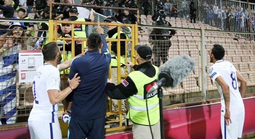 Οι διεθνείς φώναζαν στην Αστυνομία της Βοσνίας να σταματήσει το ξύλο στους Ελληνες οπαδούς [εικόνες] | iefimerida.gr 0