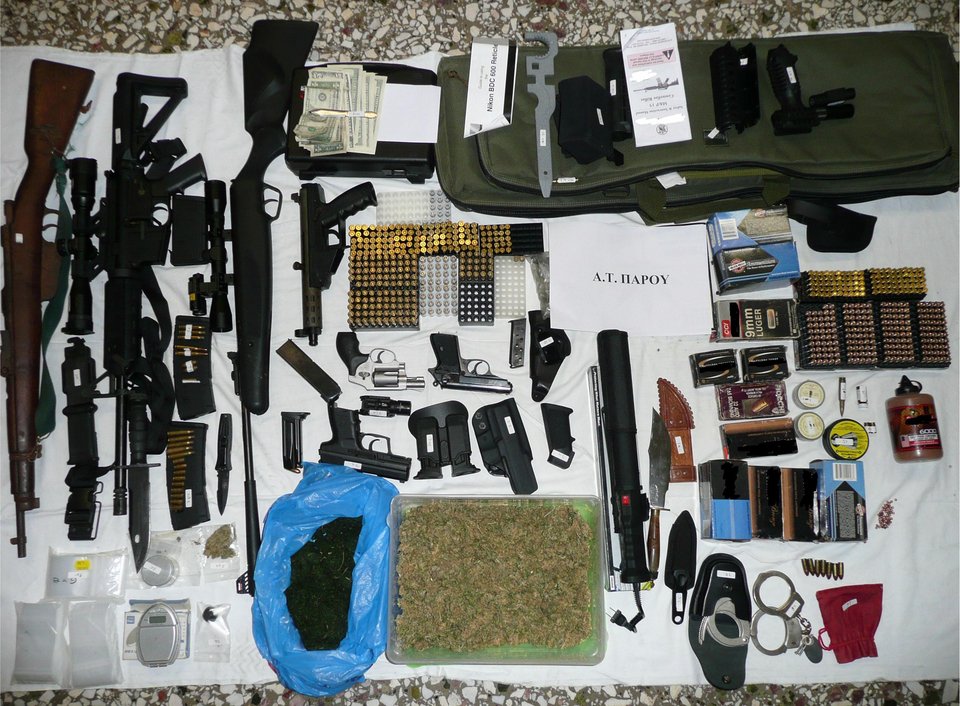Οπλα, αρχαία και ναρκωτικά -Ζευγάρι στην Αντίπαρο είχε τα πάντα στο σπίτι του [εικόνες] | iefimerida.gr 2